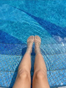 Relaksasi Tanpa Batas: Menikmati 'Me-Time' di Infinity Pool Tamansari Skylounge MakassarSetelah Padatnya Jadwal Terbang